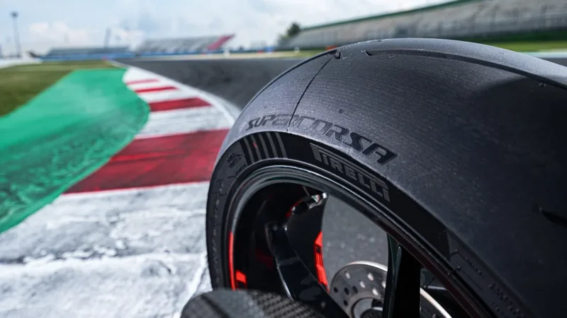 cauciucul spate al unei motociclete pe circuit