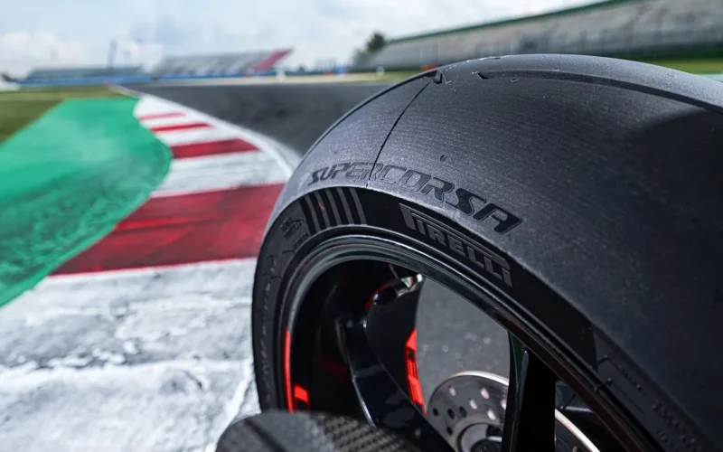 cauciucul spate al unei motociclete pe circuit