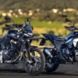 doua motociclete negre adventure fotografiate in off-road