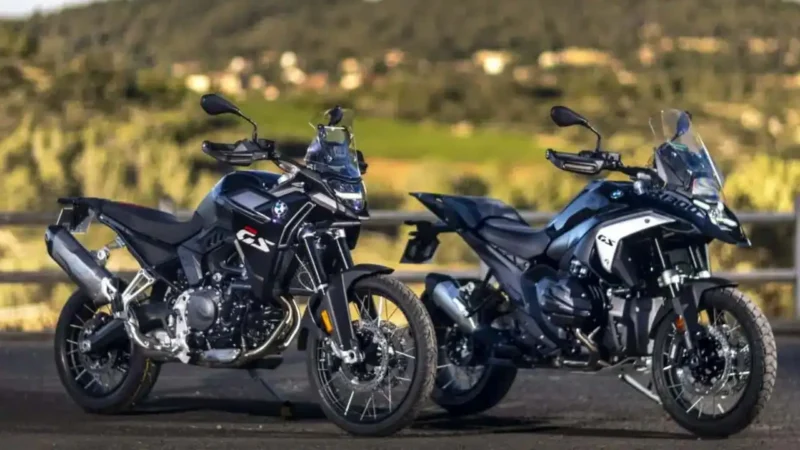 doua motociclete negre adventure fotografiate in off-road