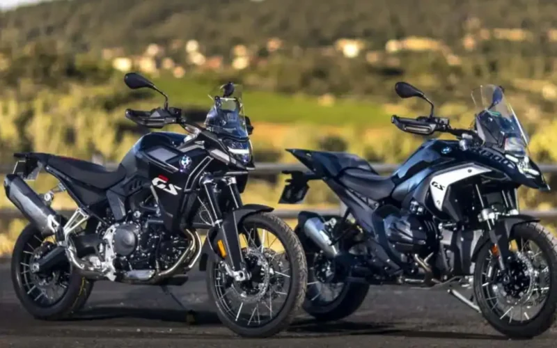 doua motociclete negre adventure fotografiate in off-road