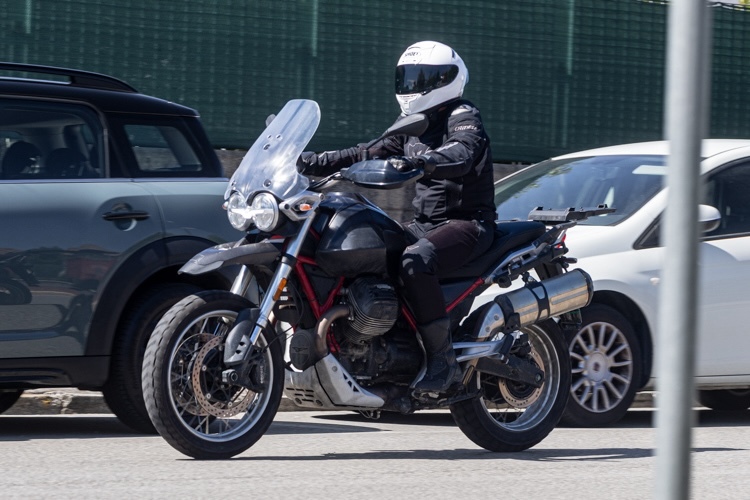 Motocicleta neagra adventure fotografiata in trafic