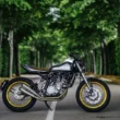 motocicleta clasica fotografiata intr-o padure