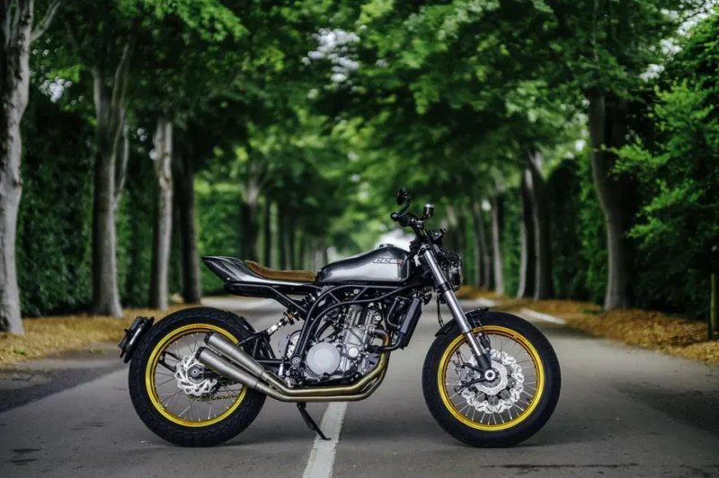 motocicleta clasica fotografiata intr-o padure