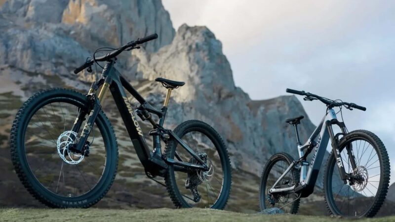 bicicleta electrica DJI fotografiata la poalele unui munte