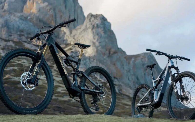 bicicleta electrica DJI fotografiata la poalele unui munte