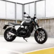 motocicleta stil retro neagra fotografiata pe acoperisul unei parcari