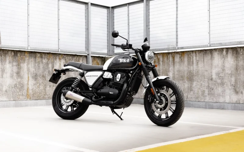 motocicleta stil retro neagra fotografiata pe acoperisul unei parcari