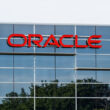 logo Oracle pe o cladire de birouri