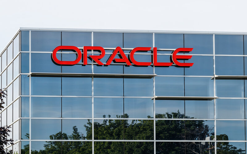logo Oracle pe o cladire de birouri