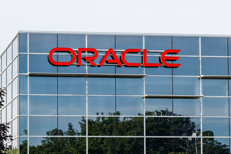 logo Oracle pe o cladire de birouri