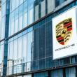 logo-ul porsche pe o cladire din sticla