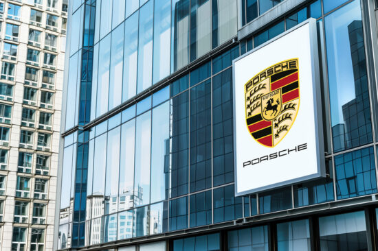 logo-ul porsche pe o cladire din sticla