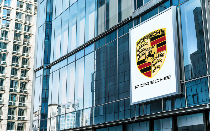 logo-ul porsche pe o cladire din sticla