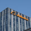 logo-ul alibaba pe o cladire de birouri