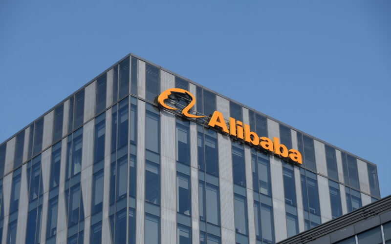 logo-ul alibaba pe o cladire de birouri
