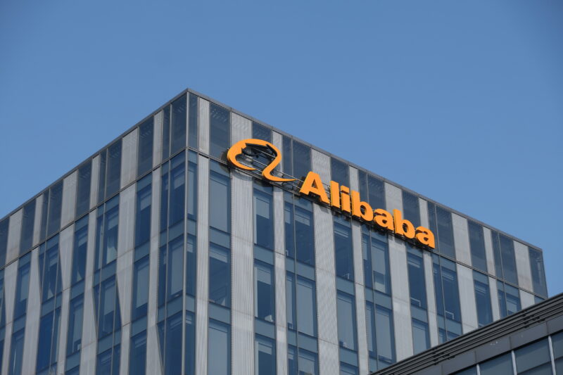 logo-ul alibaba pe o cladire de birouri