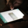 aplicatia whatsapp blurata pe un ecran de telefon