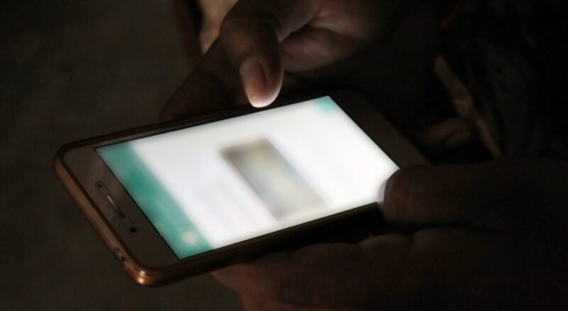 aplicatia whatsapp blurata pe un ecran de telefon