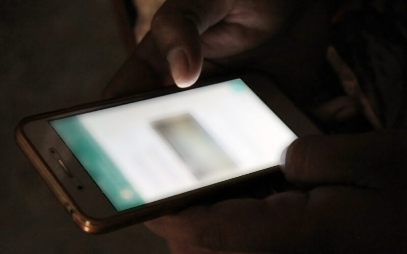 aplicatia whatsapp blurata pe un ecran de telefon