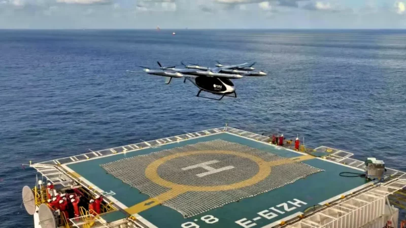 drona de mari dimensiuni aterizand pe o nava in mijlocul marii