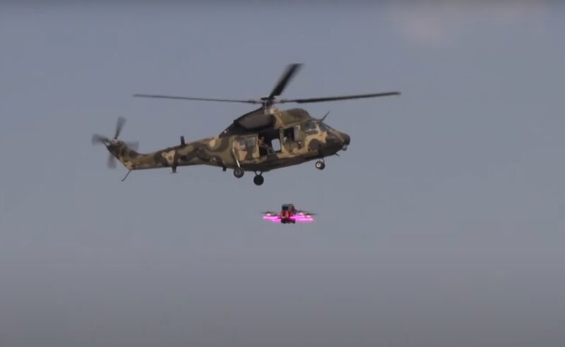 drona lansata din elicopter