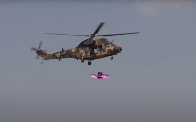 drona lansata din elicopter