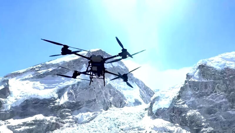 drona care curata gunoiul de pe Everest