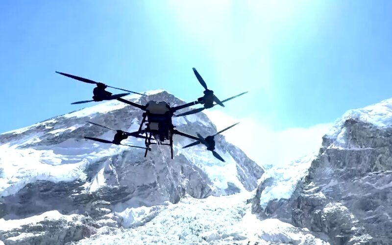 drona care curata gunoiul de pe Everest