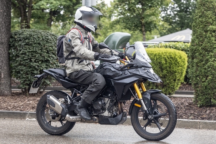 motocicleta preproductie surprinsa pe strada