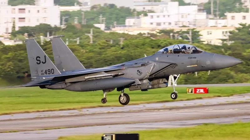 un f-15 a aterizat fara o roata