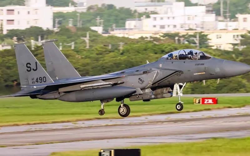 un f-15 a aterizat fara o roata