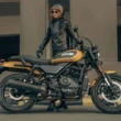 o moticicleta galbena intr-o parcare urbana alaturi de un rider echipat in negru