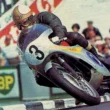 motocicleta vintage fotografiata pe circuri