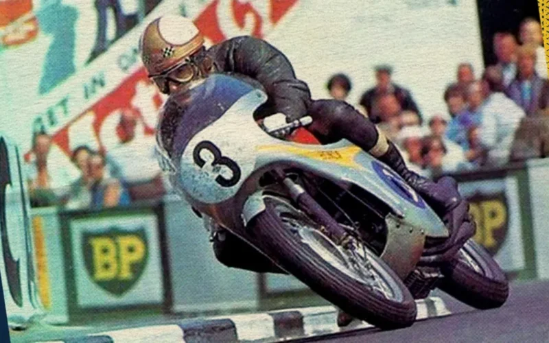 motocicleta vintage fotografiata pe circuri