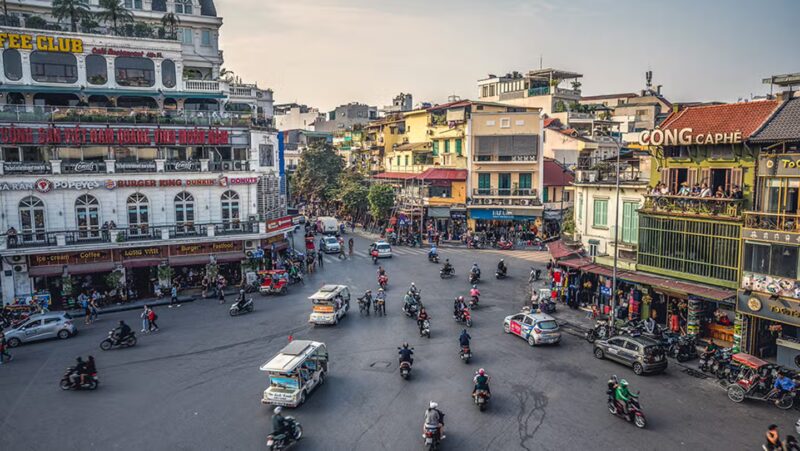 poza a orasului hanoi din vietman cu o intersectie aglomerata