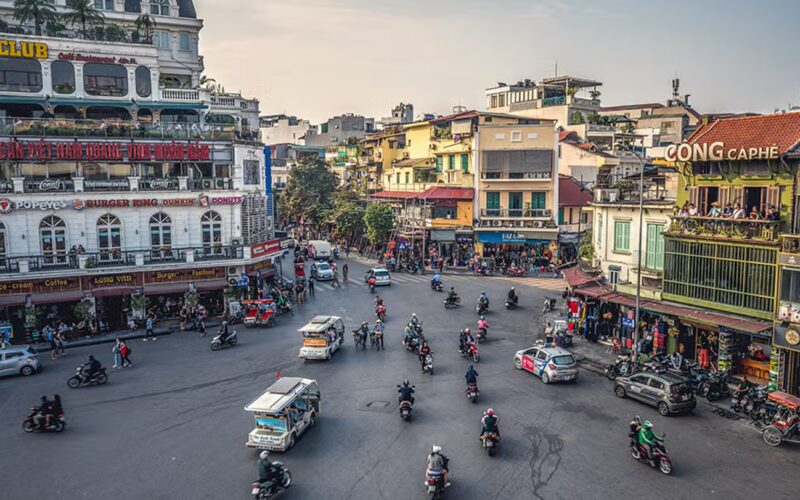 poza a orasului hanoi din vietman cu o intersectie aglomerata