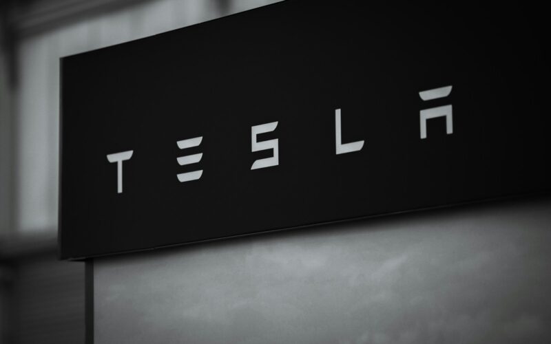 Restaurantul Tesla al lui Elon Musk și-a redus deja meniul și a restricționat programul la mai puțin de trei săptămâni după marea deschidere