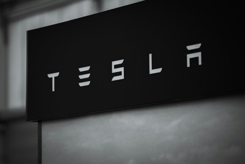 Restaurantul Tesla al lui Elon Musk și-a redus deja meniul și a restricționat programul la mai puțin de trei săptămâni după marea deschidere