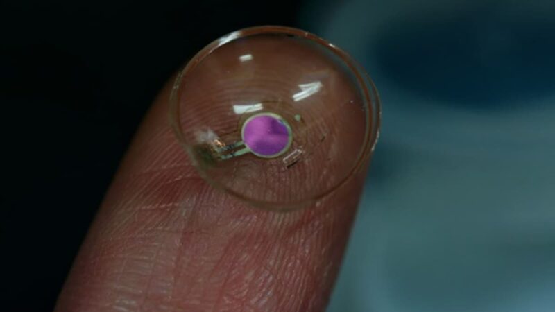 lentila de contact inteligenta tinuta pe varful degetului