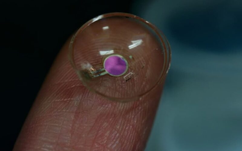 lentila de contact inteligenta tinuta pe varful degetului