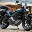 motocicleta electrica albastra pe strada