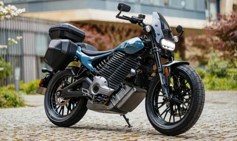 motocicleta electrica albastra pe strada