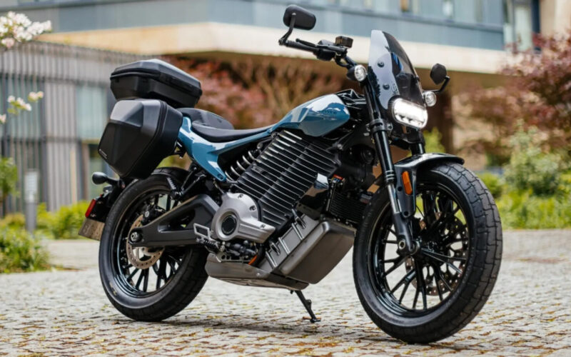 motocicleta electrica albastra pe strada