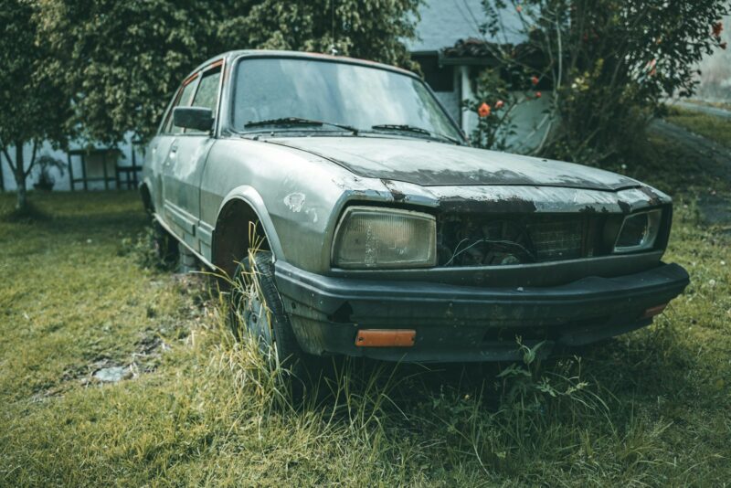 Mașină veche abandonată