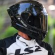 casca moto complet neagra confectionata din fibra de carbon