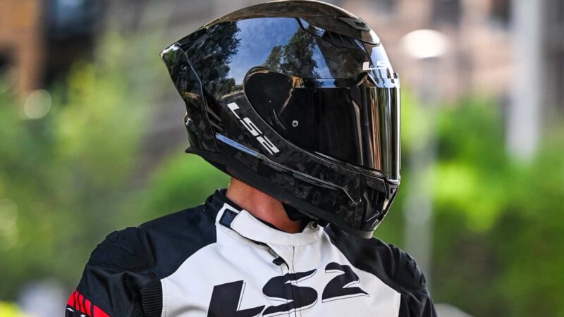 casca moto complet neagra confectionata din fibra de carbon