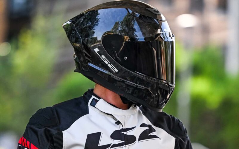 casca moto complet neagra confectionata din fibra de carbon