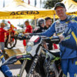 pilot de motocross in echipament albastru la padocuri