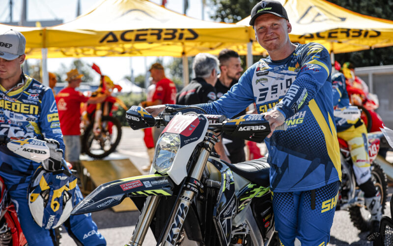 pilot de motocross in echipament albastru la padocuri